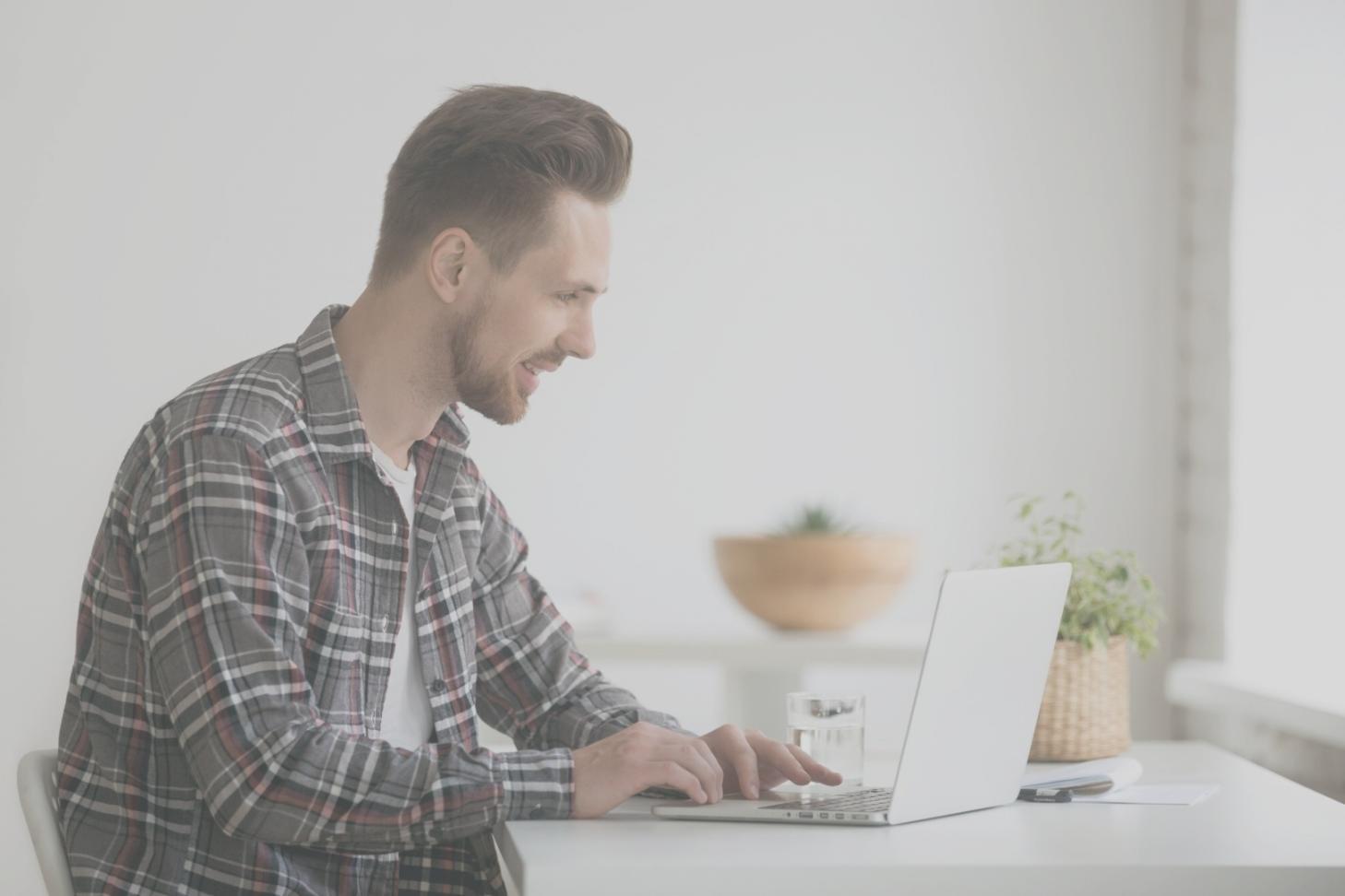 Sesión de planificación presupuestaria en oficina moderna