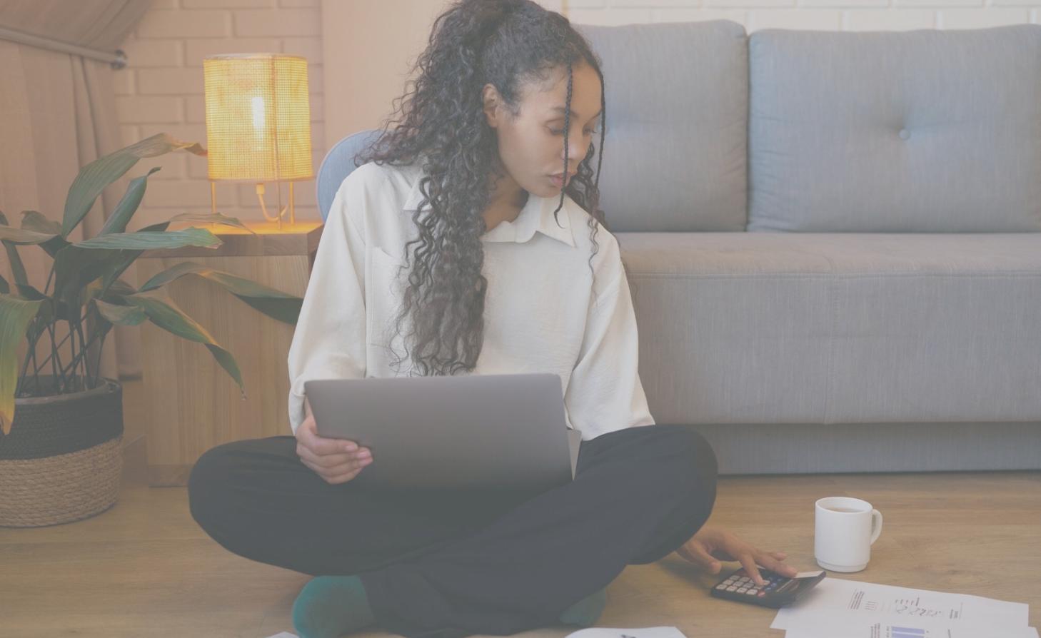 Emprendedor trabajando con documentos financieros en su oficina