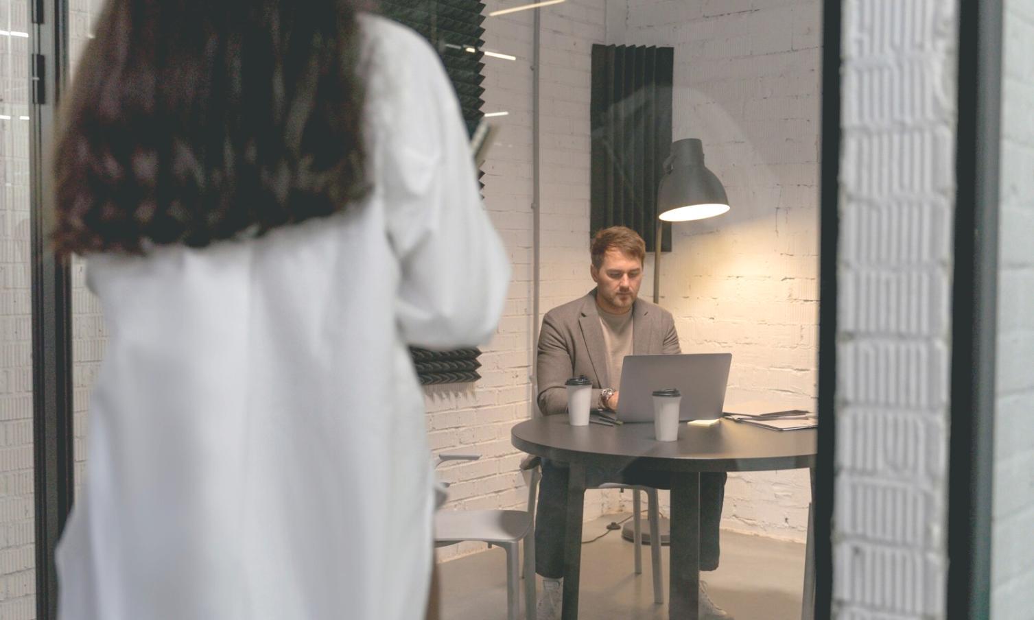 Equipo de agencia revisando proyecciones financieras en pizarra