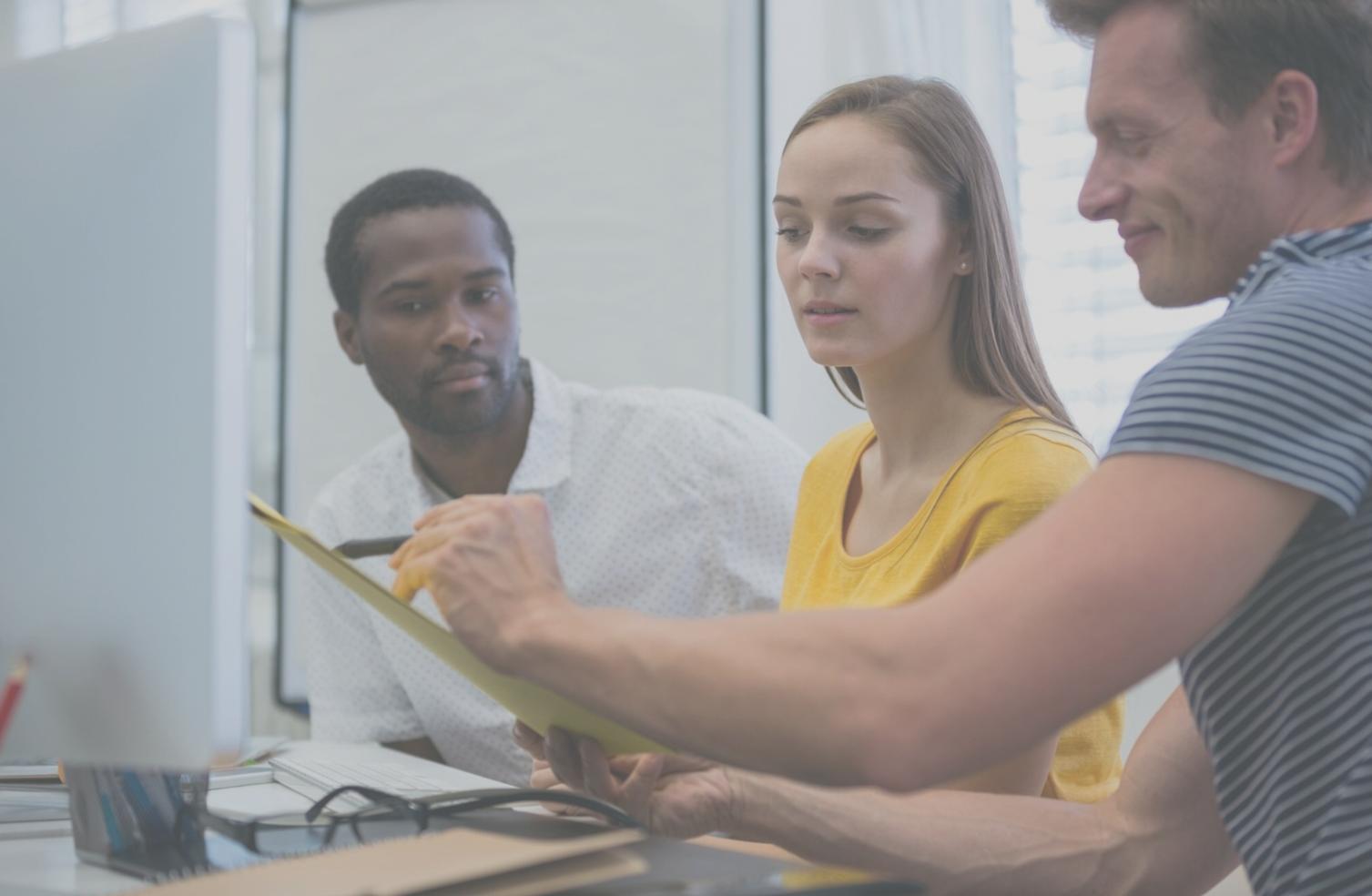 Reunión de equipo financiero analizando reportes estadísticos presupuestarios