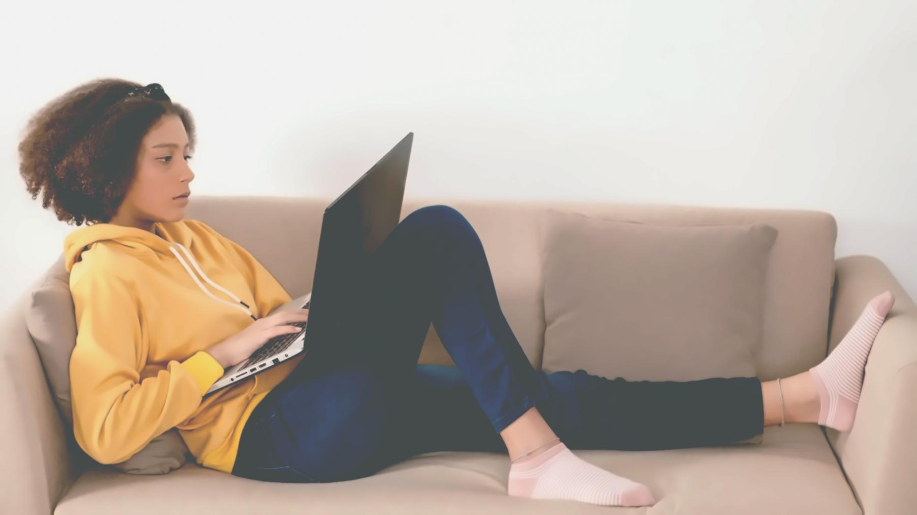 Estudiante revisando materiales de presupuesto en una sesión de aprendizaje práctica