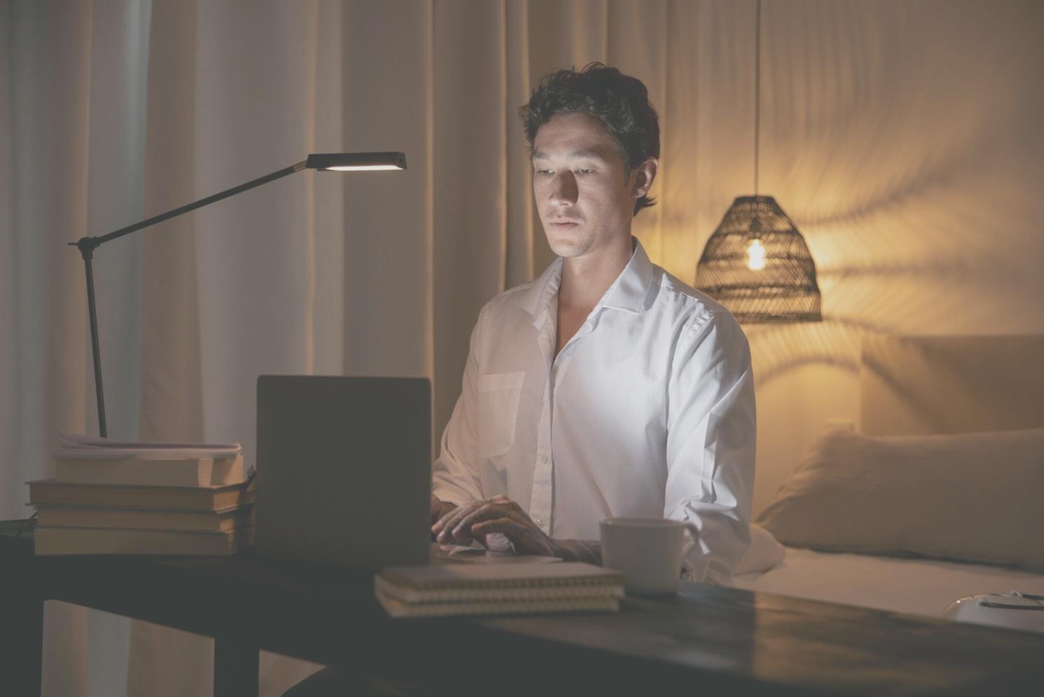 Equipo revisando datos financieros en pantalla compartida